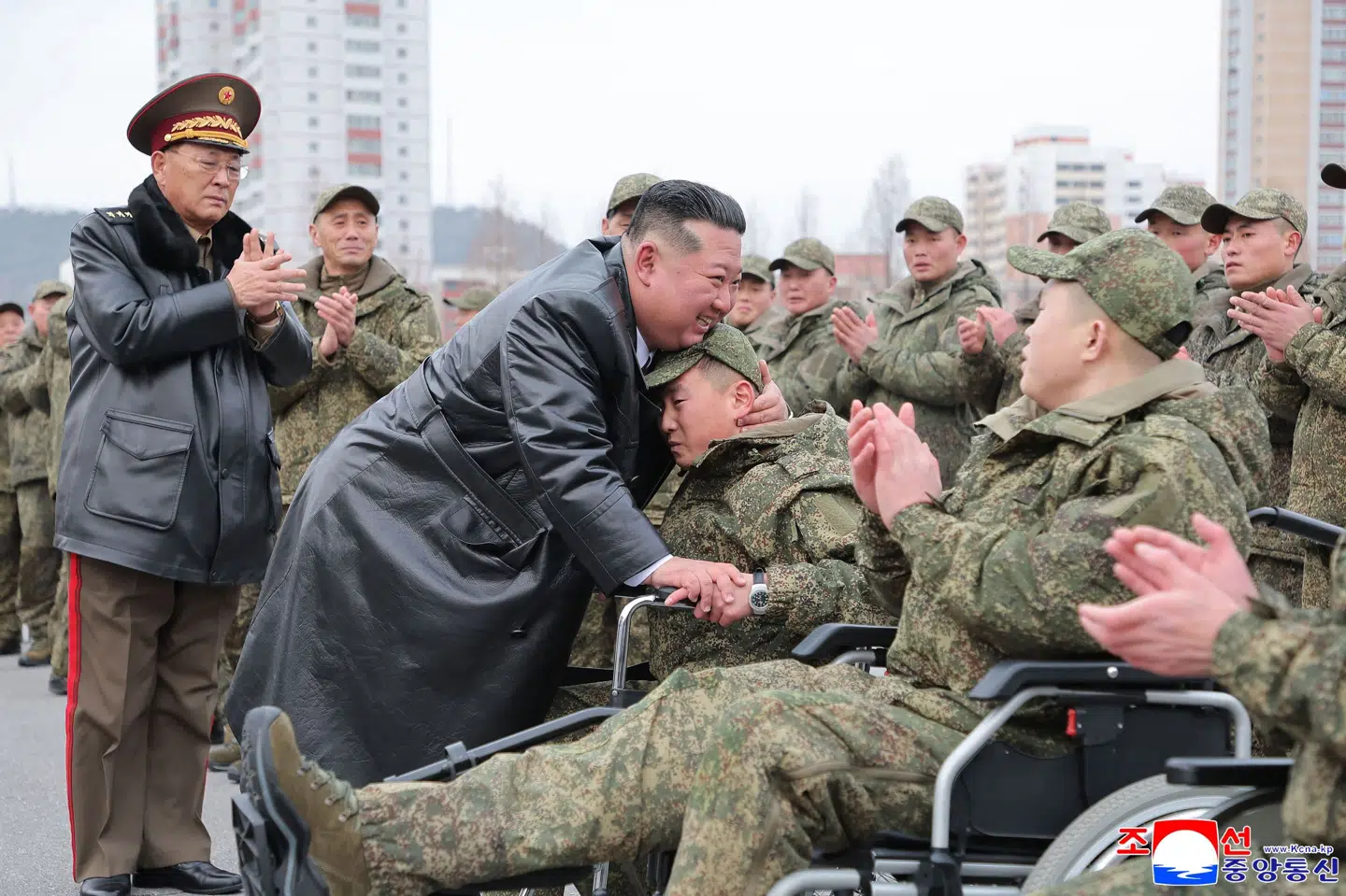 Nordkoreas leder, Kim Jong-un, tager imod hjemvendte soldater, som har kæmpet side om side med russerne i krigen mod Ukraine. Billedet skal være taget 12. december. (Arkivfoto).