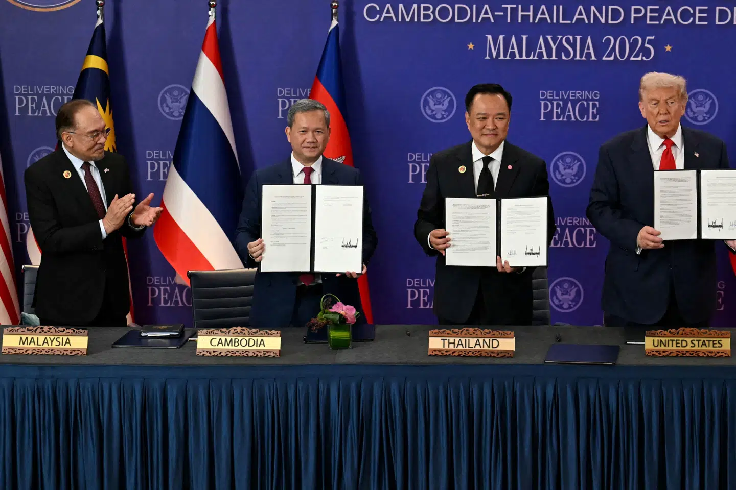 Sådan så det ud i oktober, da Thailand og Cambodja underskrev en våbenhvileaftale med hjælp fra blandt andre USA's præsident, Donald Trump. Siden blussede konflikten op igen, men nu er parterne endnu en gang blevet enige om at lægge våbnene. (Arkivfoto).