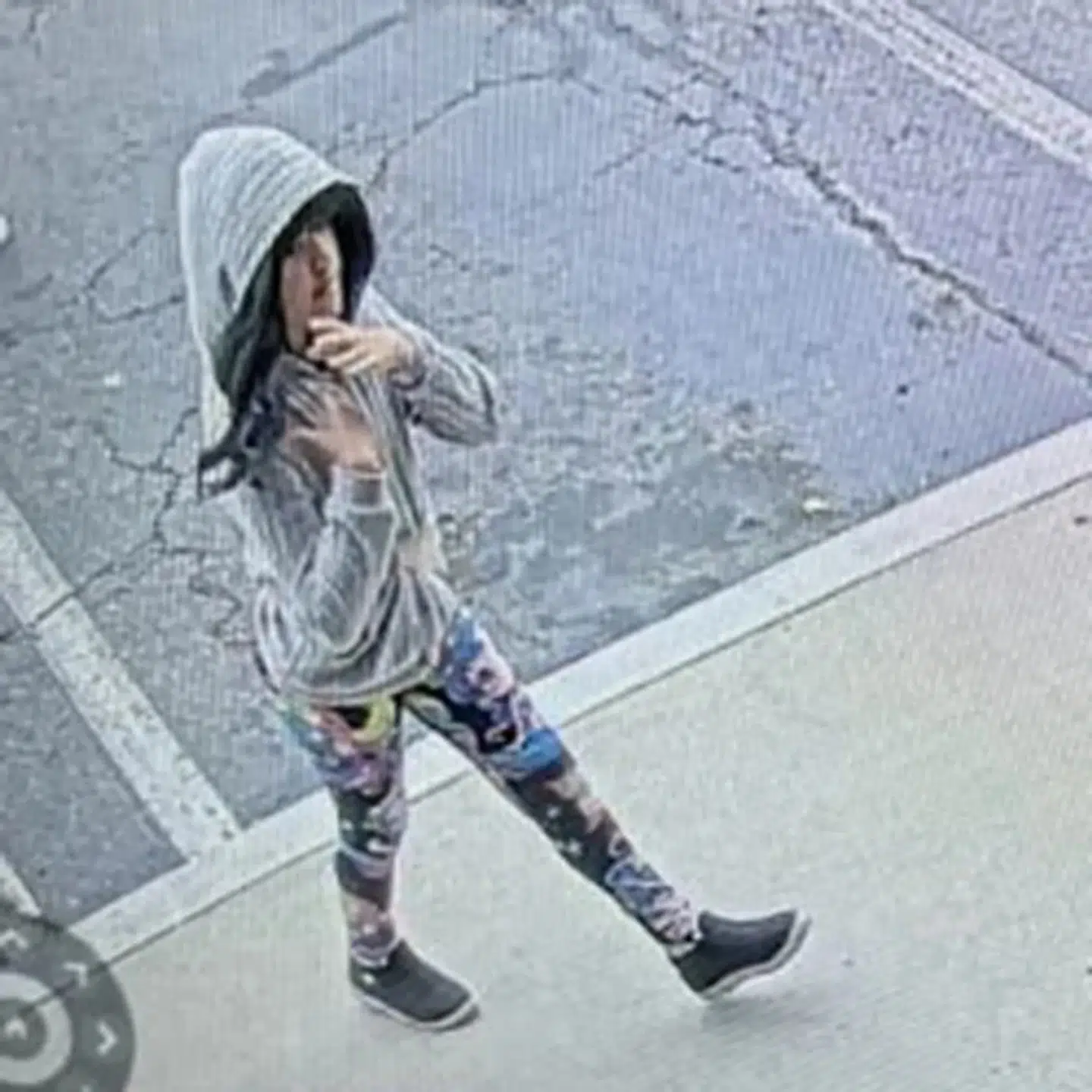 Efterforskere har delt overvågningsbilleder Melodee, der blev taget på en biludlejningsfirma i Lompoc, Californien, den 7. oktober 2025.