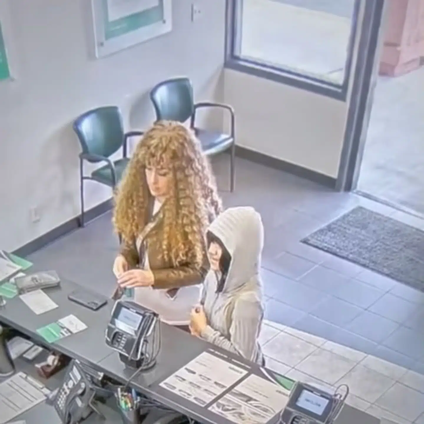 Her ses mor og datter sammen i biludlejningsfirmaet den 9. oktober. Politiet formoder, at moderen iførte dem begge parykker, så de ikke ville blive genkendt.