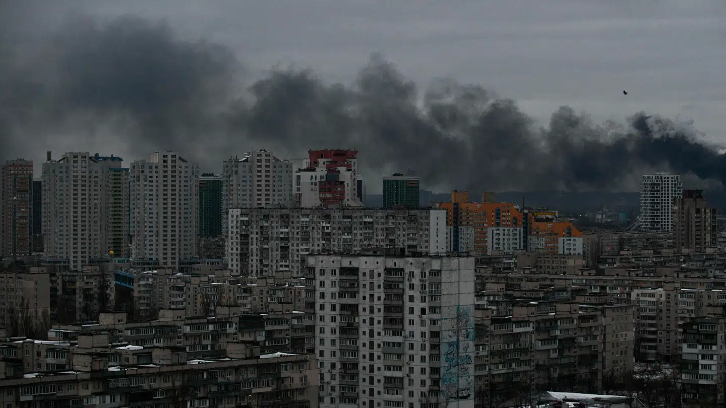 Røgskyer rejser sig tidlig lørdag morgen over Ukraines hovedstad Kyiv efter endnu et russisk luftangreb.