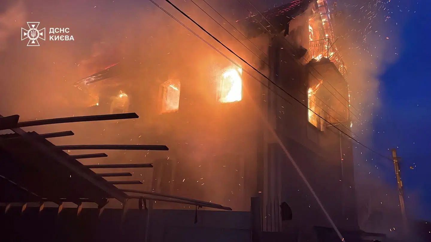 Den ukrainske præsident, Volodymyr Zelenskyj, har delt dette billede fra nattens angreb mod særligt Kyiv på X. Billedet er fra landets beredskabstjeneste.