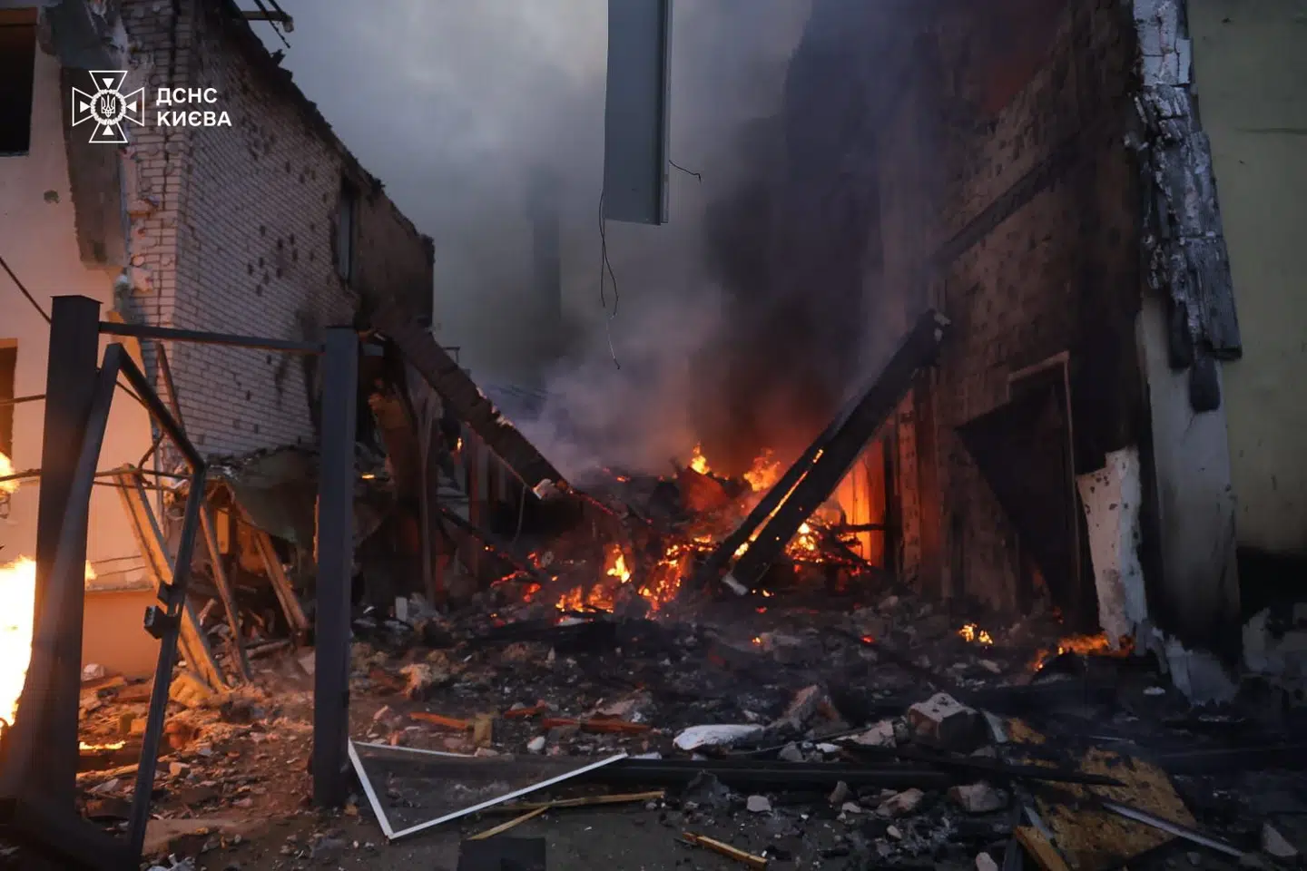 Den ukrainske præsident, Volodymyr Zelenskyj, har delt dette billede fra nattens angreb mod særligt Kyiv på X. Billedet er fra landets beredskabstjeneste.