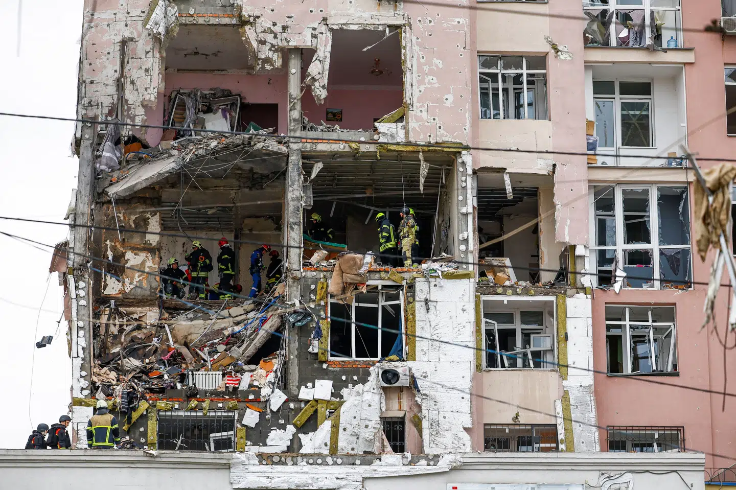 Brandfolk arbejder i en beboelsesejendom i Kyiv, som er blevet svært beskadiget i det russiske angreb lørdag.