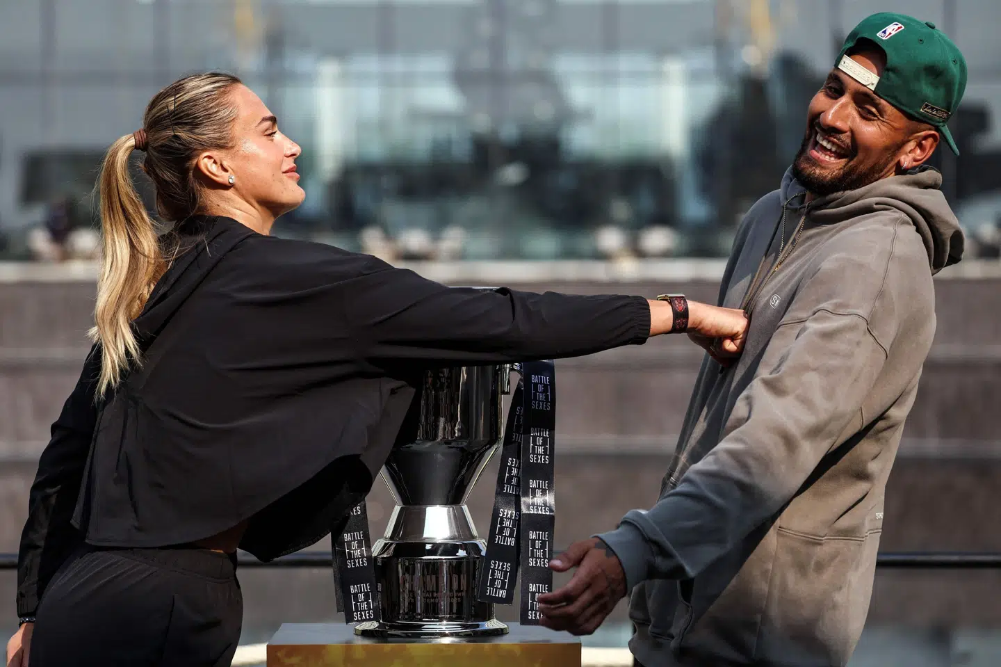 Humøret var højt mellem Aryna Sabalenka og Nick Kyrgios på lørdagens pressemøde forud for den imødesete showkamp på tværs af kønnene.