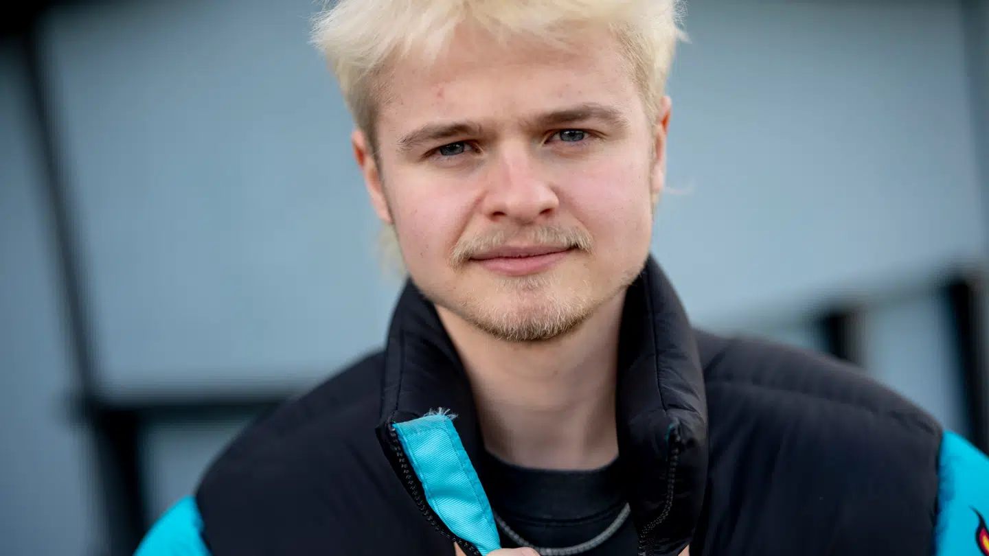 Jacob 'Jaxstyle' Krull kunne tidligere i år ses i TV 2-programmet 'Spillet'. Nu sidder han i en glascontainer midt i København.