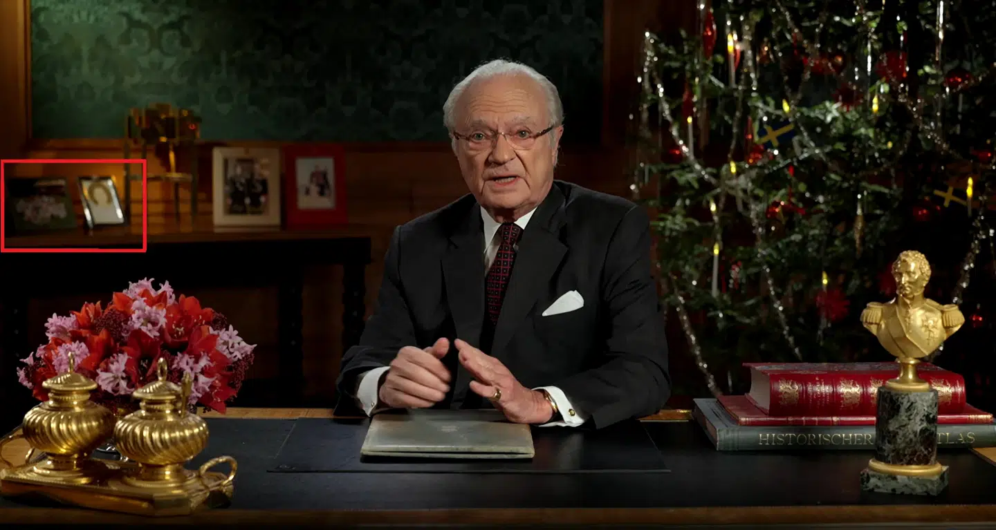 Den svenske kong Carl Gustaf roses for sin juletale, hvor også et nyt familiebillede i baggrunden har vakt opsigt. Foto: SVT