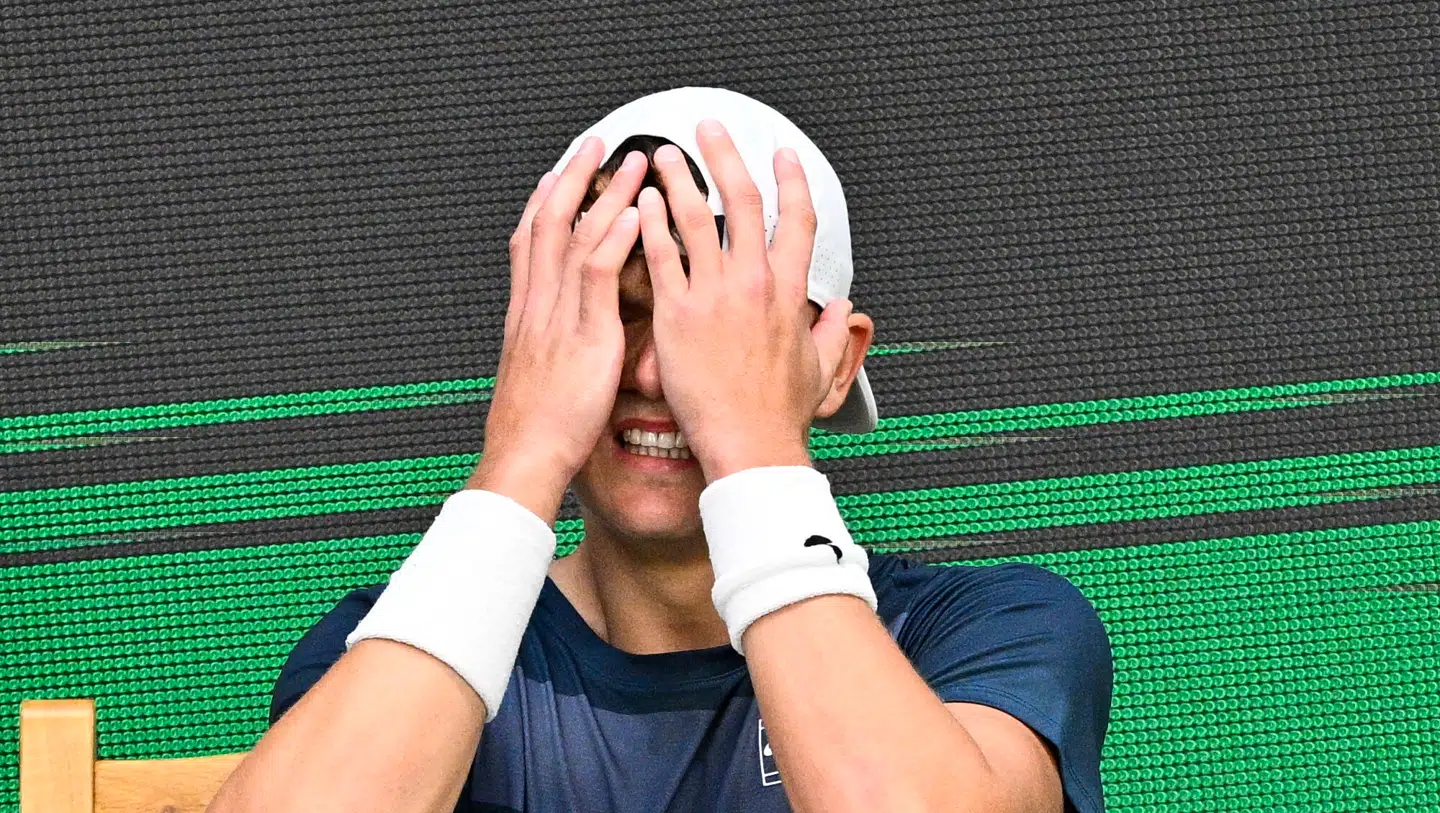 En grådkvalt Holger Rune fotograferet kort efter at han rev sin akillessene over under en ATP-turnering i Stockholm.