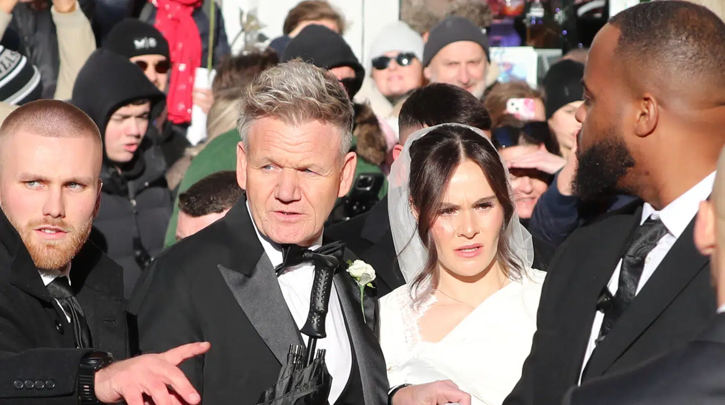 Holly Ramsay, datter af kendiskokken Gordon Ramsay, er lørdag centrum for et vaske ægte kendisbryllup.