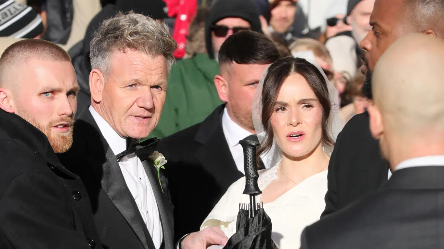 Holly Ramsay blev lørdag gift med OL-guldvinderen i svømning Adam Peaty. Da bruden ankom til kirken med sin far, var nysgerrige stimlet sammen for at få et glimt af bruden.