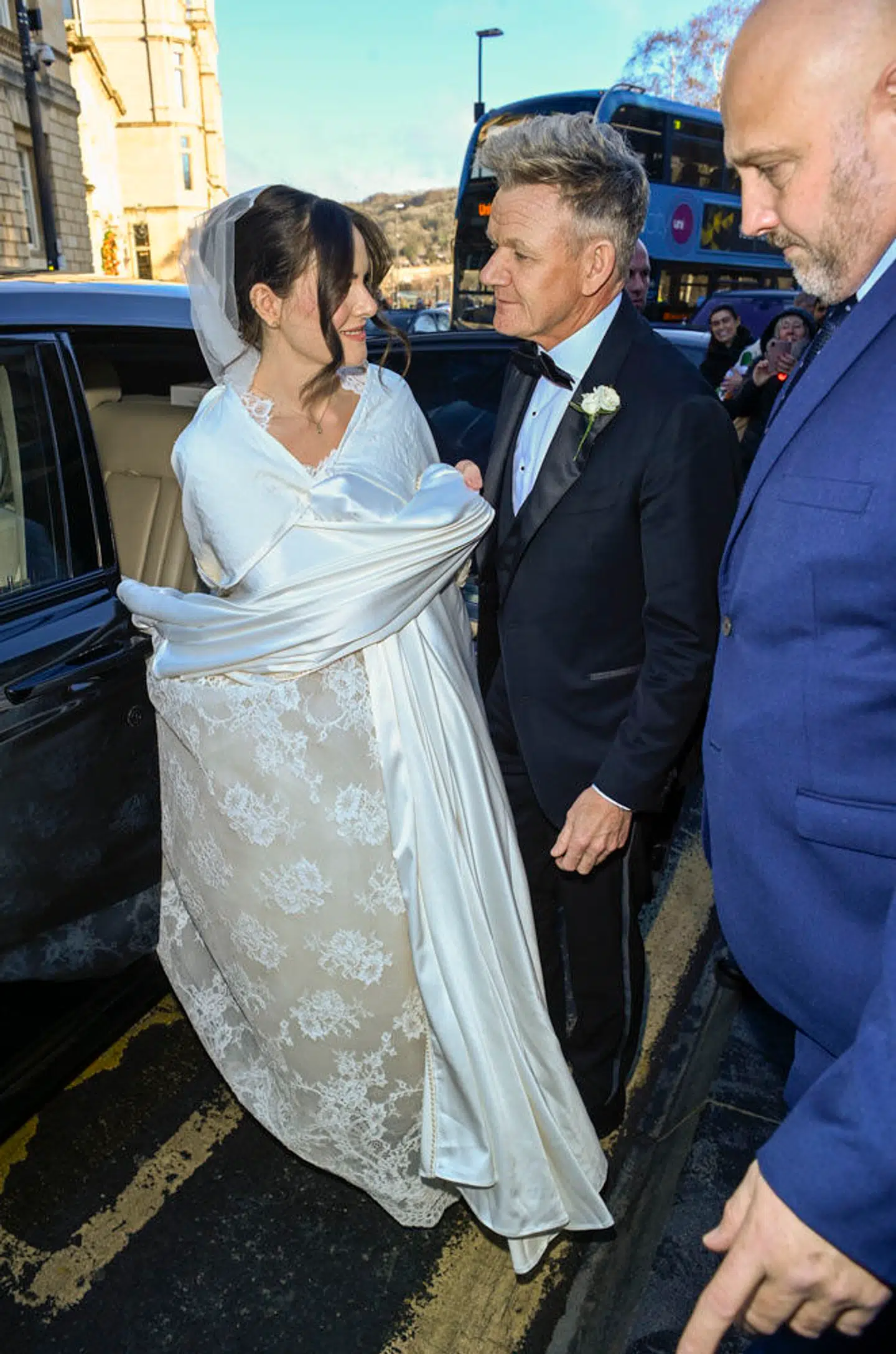 Brudekjolen kunne anes under den store hvide kappe, da Holly Ramsay ankom til kirken i Bath.