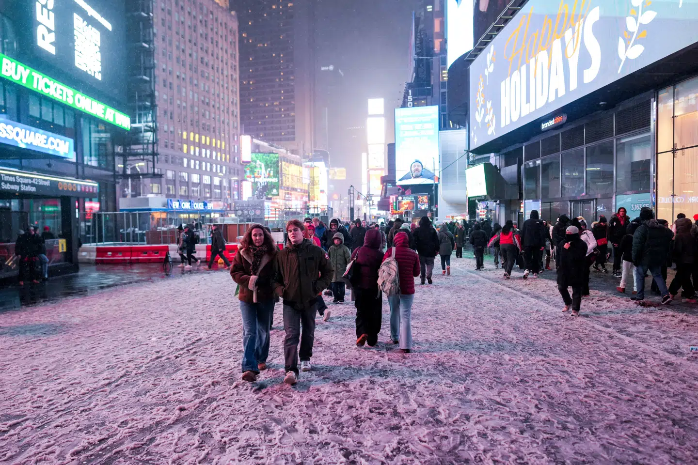 Også på det ikoniske Times Square er der faldet store mængder sne.