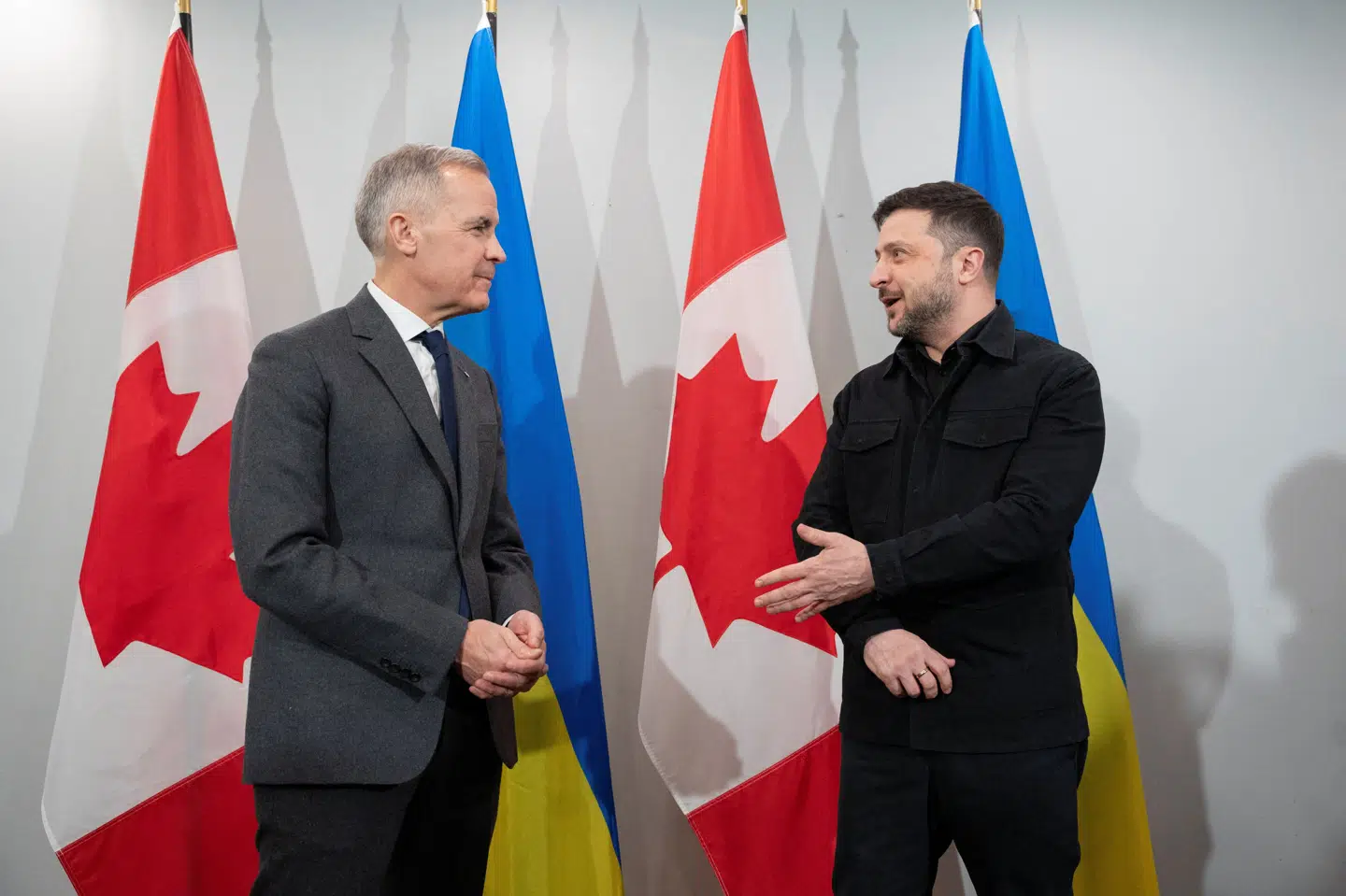 Ukraines præsident, Volodymyr Zelenskyj, mødtes lørdag med Canadas premierminister, Mark Carney, inden Zelenskyj søndag mødes med præsident Donald Trump i Florida. Carney har lørdag lovet Ukraine støtte for et beløb svarende til 11,5 milliarder kroner.