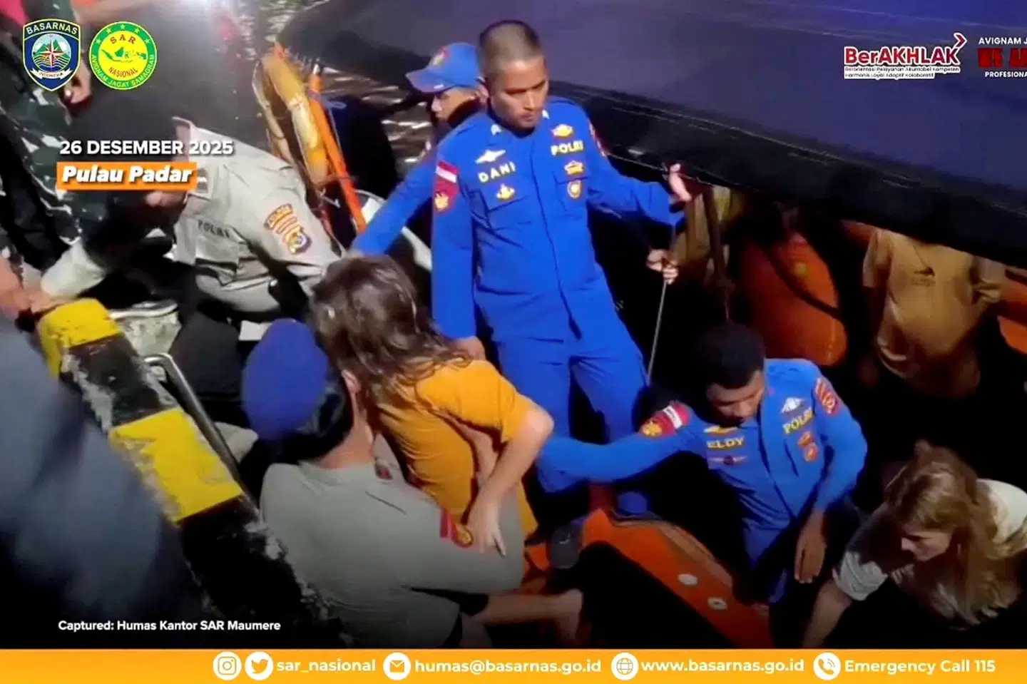 En spansk fodboldtræner og hans tre børn er omkommet i en bådulykke i Indonesien. Flere andre bliver her reddet i land efter ulykken.