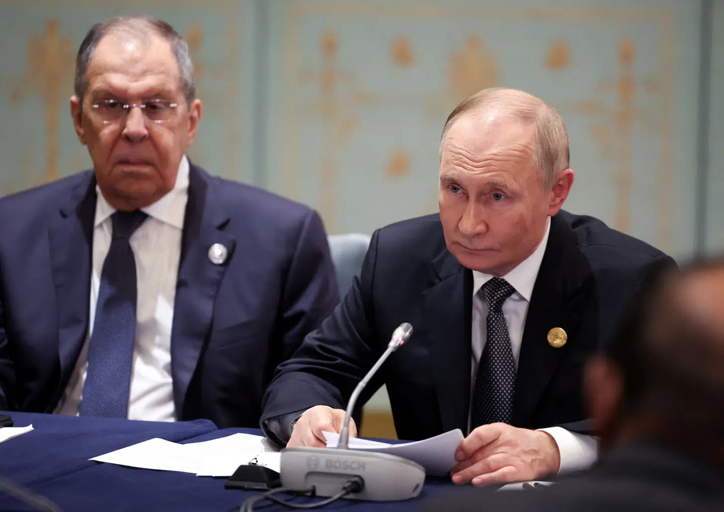 Sergej Lavrov ses her ved siden af den russiske præsident, Vladimir Putin.
