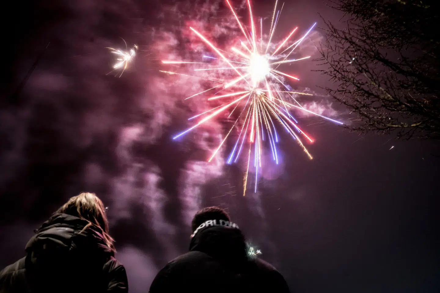 Lørdag aften endte anmeldelser om fyrværkeri til ulempe med 13 sigtelser og beslaglæggelse af mange kilo fyrværkeri i Tietgenbyen i Odense. Det er ulovligt at fyre fyrværkeri af før 31. december, selv om man kan købe det fra 15. december. (Arkivfoto).