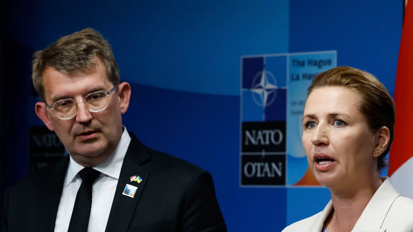 Forsvarsminister Troels Lund Poulsen (V) lytter, mens statsminister Mette Frederiksen (S) taler under en pressekonference.