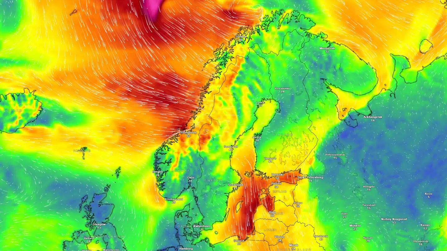 Sådan ser en grafik over vindstødene ved Norge og Sverige ud søndag formiddag.