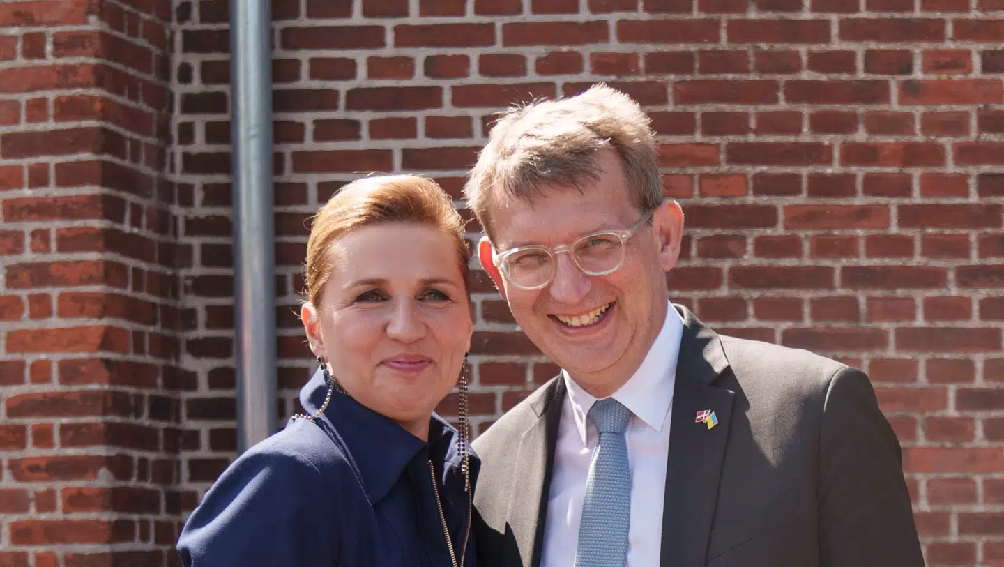 Både Mette Frederiksen og Troels Lund Poulsen smiler på dette billede, som er taget før fejringen af Frederiksens 10 års jubilæum som S-formand i juni 2025. Ifølge Henrik Qvortrup tyder intet imidlertid på, at SVM-regeringen fortsætter efter det kommende valg.