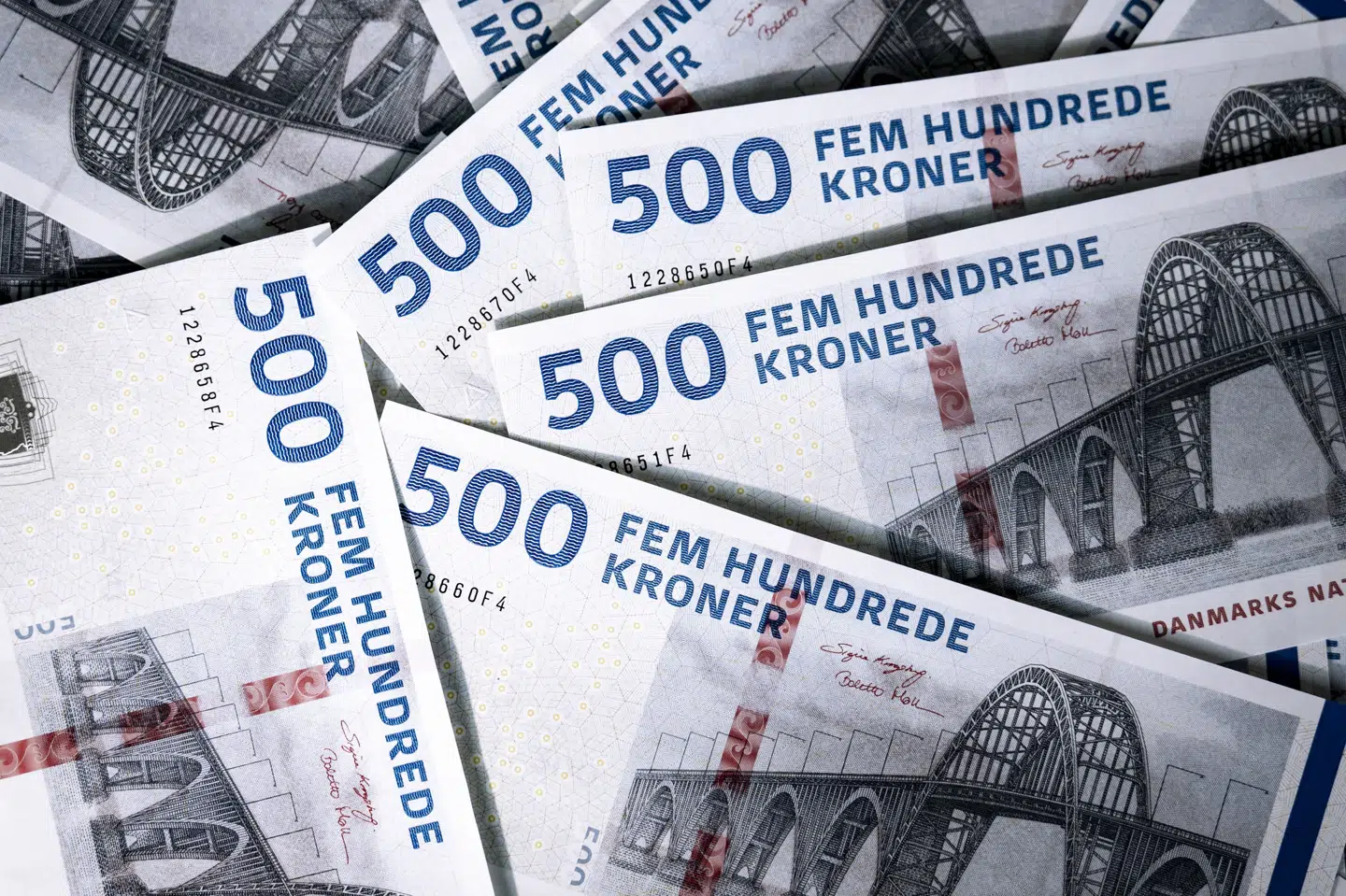 Søndag fremstilles tre svenske mænd i grundlovsforhør i Roskilde. De er mistænkt for at have benyttet falske 500-kronesedler i sjællandske forretninger lørdag. (Arkivfoto).