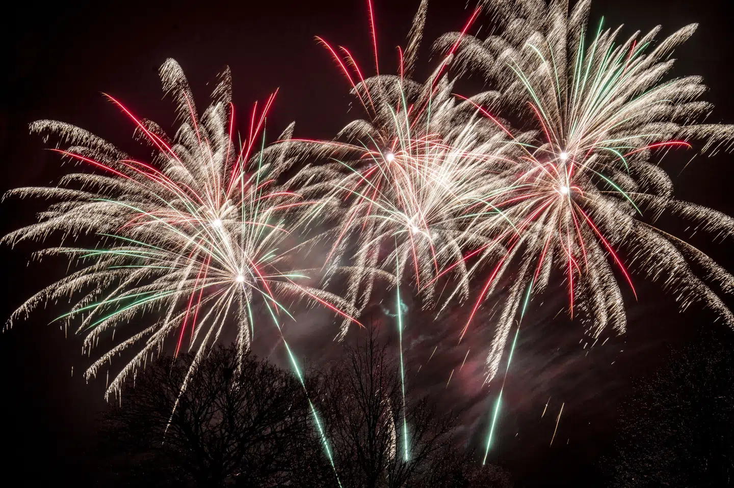 Østjyllands Politi har sigtet tre unge mænd for at have affyret fyrværkeri mod en politibetjent, der befandt sig på Randers Politigård. (Arkivfoto).