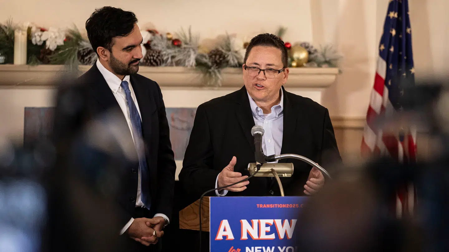 New Yorks nyvalgte borgmester Zohran Mamdani (til venstre i billedet, red.) udnævnte lillejuleaften Lillian Bonsignore som ny øverste chef for brandvæsenet i New York.