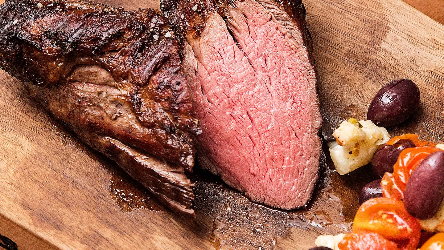 I november 2022 var okse- og kalvekæd omkring 20 procent billigere end samme måned i år ifølge Danmarks Statistik. Alligevel ser du lavere tilbud til denne nytårsaften sammenlignet med dengang.