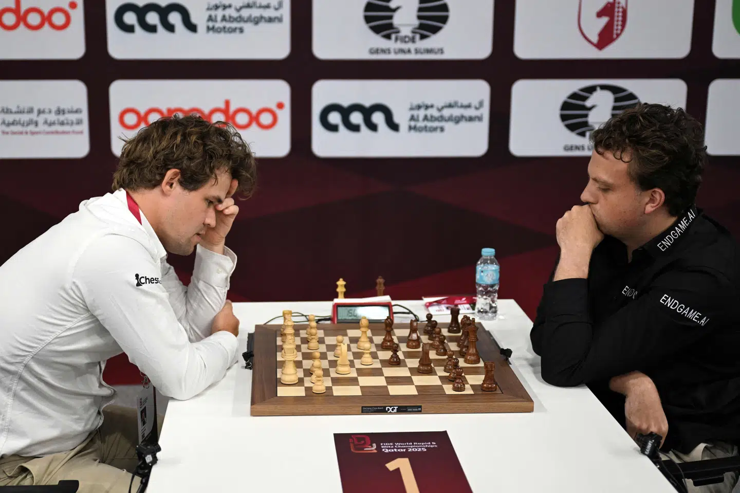 Magnus Carlsen (til venstre) slog rivalen Hans Niemann (til højre) efter 50 træk.