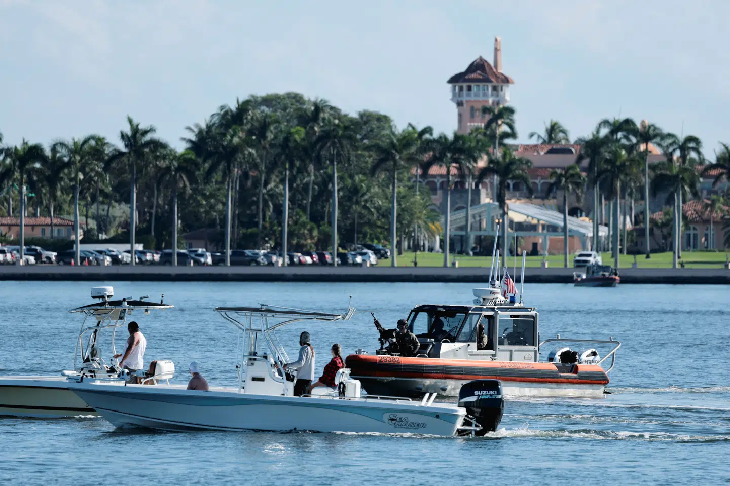 En maskingeværsbevæbnet båd fra den amerikanske kystvagt beder lystsejlere om at vende om i nærheden af præsidentens bolig og resort Mar-a-Lago i Florida, hvor der skal være møde med Ukraines præsident, Volodymyr Zelenskyj, søndag.