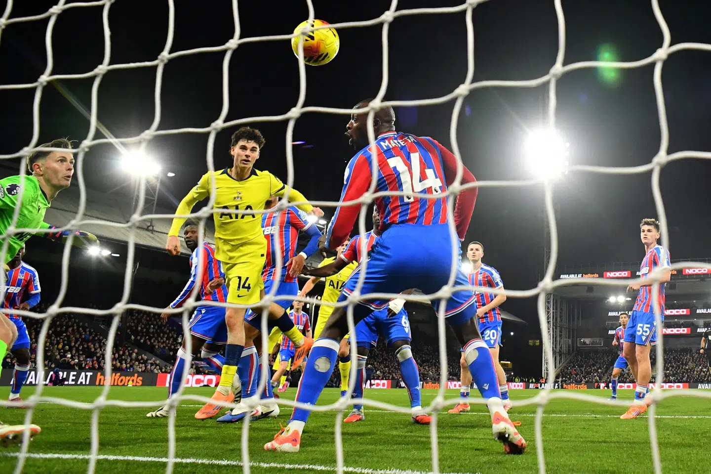 Archie Gray blev matchvinder med et hovedstødsmål tre minutter før pausen.