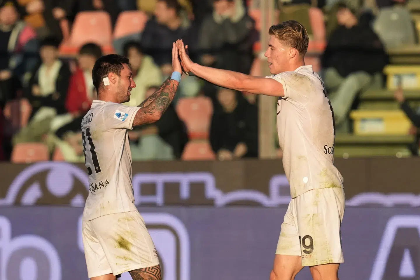 Rasmus Højlund fejrer sin anden scoring mod Cremonese med holdkammeraten Matteo Politano.