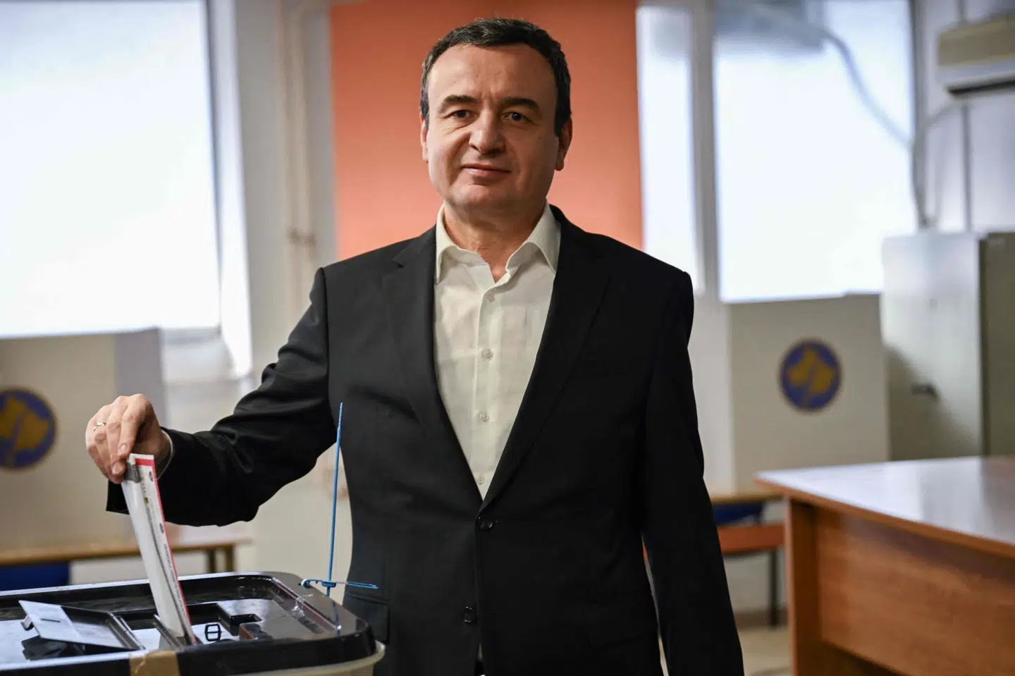 Fungerende premierminister og Vetevendosje-leder Albin Kurti stemmer ved valg i Kosovo, hvor han søndag aften ligger til sejr.