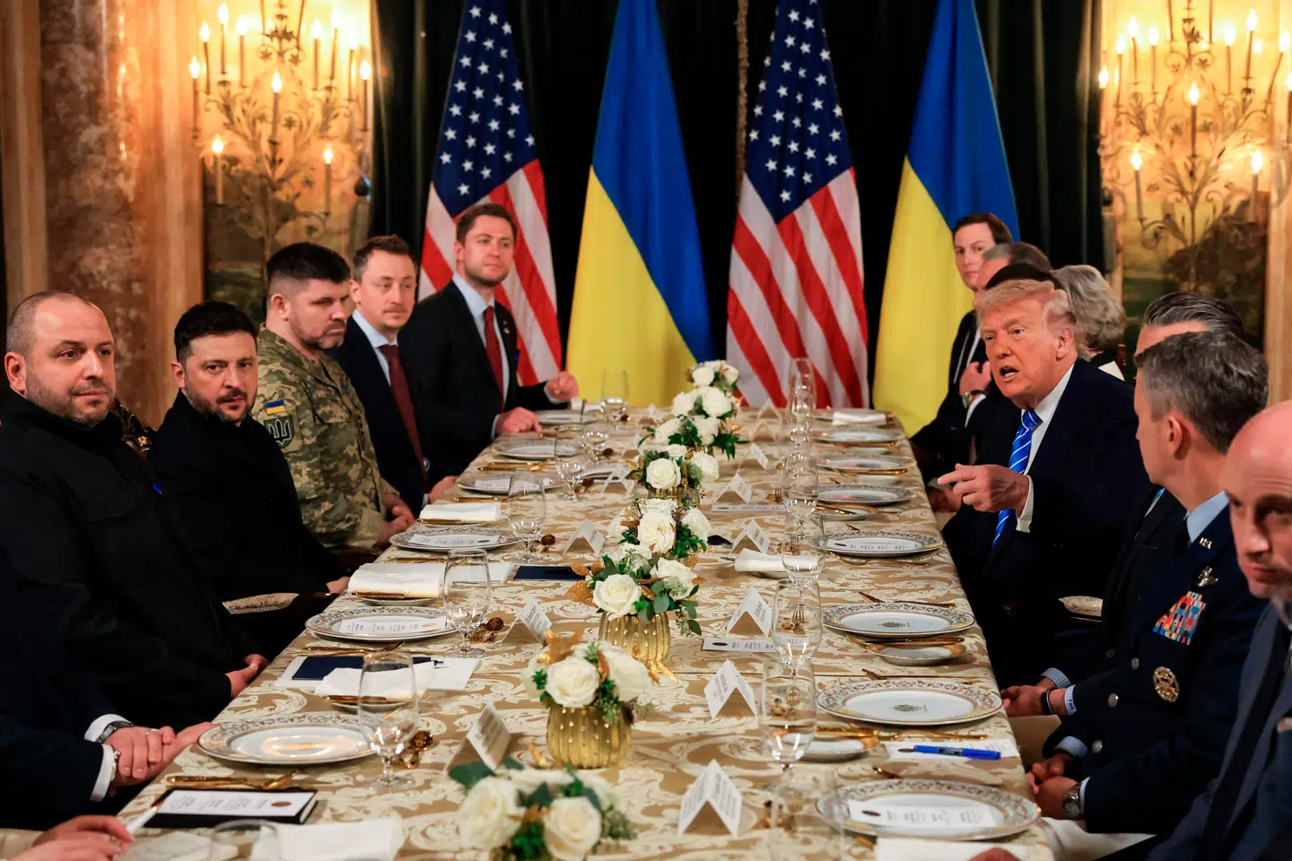 Kort efter Trumps modtagelse af Zelenskyj ved Mar-a-Lago samlede parterne sig omkring forhandlingsbordet.