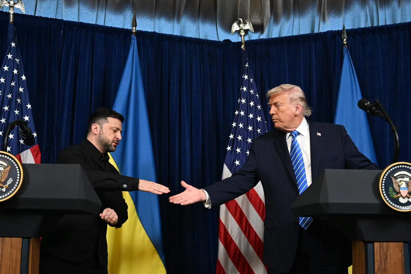 Zelenskyj og Trump holder fælles pressemøde i Florida.