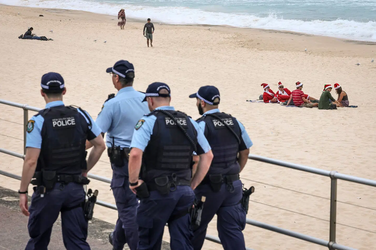 Den 25. december patruljerede betjente på Bondi Beach, hvor flere fejrede australsk jul. Ifølge familier til ofre, der mistede livet i masseskyderi på stranden den 14. december, er de politiske tiltag, der indtil videre er blevet fremlagt, slet ikke nok. (Arkivfoto).