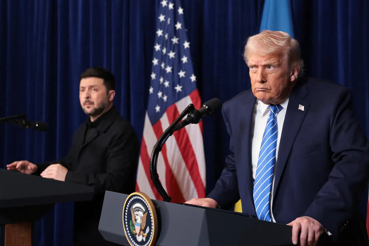 Her ses Volodymyr Zelenskyj og Donald Trump under deres fælles pressemøde søndag aften.