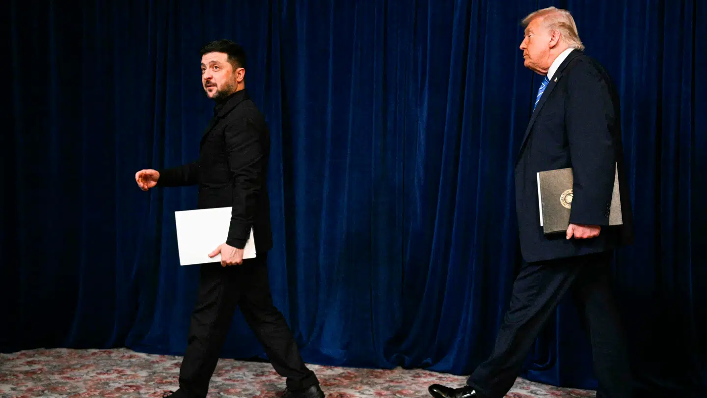 Her ses den ukrainske præsident, Volodymyr Zelenskyj, og den amerikanske præsident, Donald Trump, ankomme til et fælles pressemøde, efter de mødtes søndag i Trumps hjem i Mar-a-Lago.