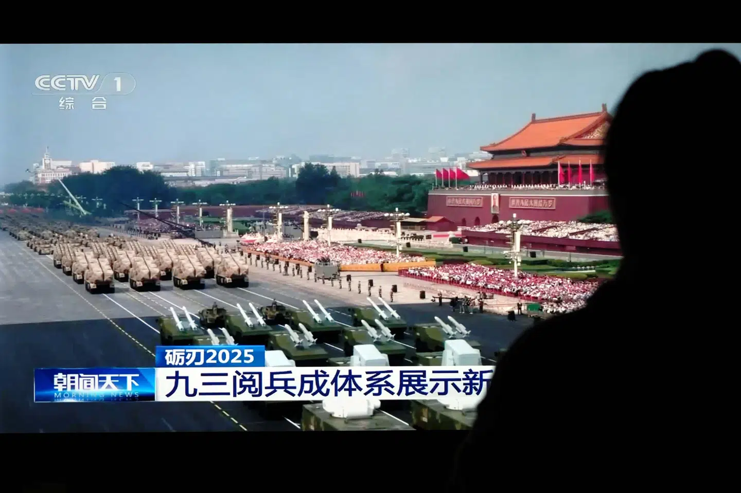 Denkinesiske tv-station China Central Television (CCTV) sender mandag nyheder om landets militærøvelser omkring Taiwan. Øvelserne sker på et tidspunkt, hvor der på flere punkter er spændinger i regionen.