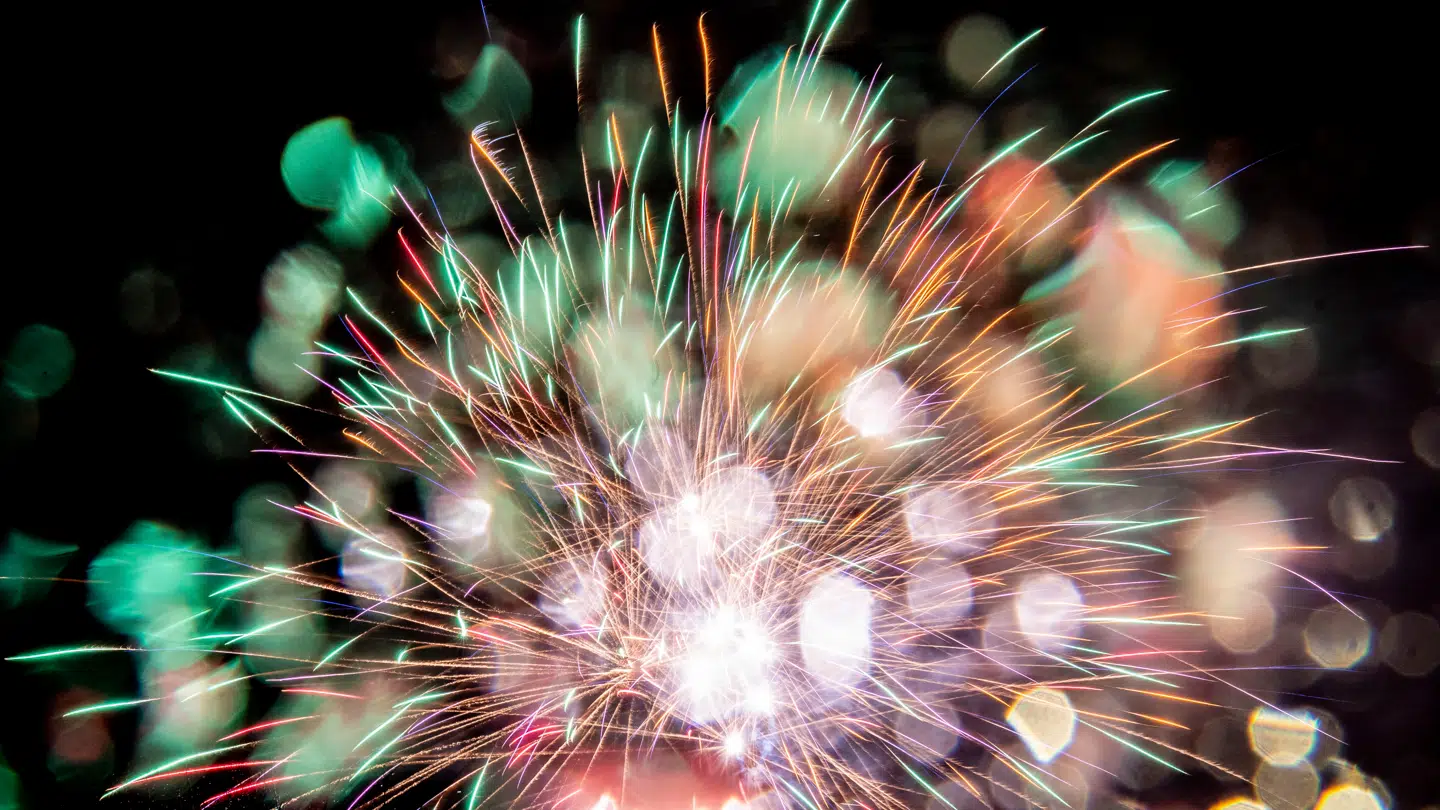 Fyrværkeri er flot og farvestrålende – men det kan være farligt for både dine øjne og din hørelse.