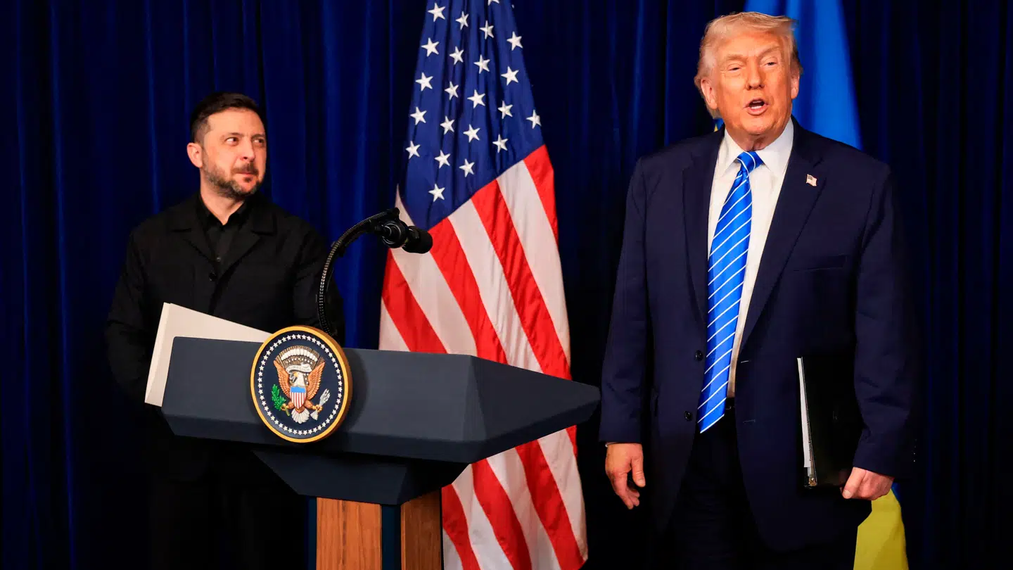 Her ses den ukrainske præsident, Volodymyr Zelenskyj, og den amerikanske præsident, Donald Trump, på deres fælles pressemøde søndag aften i Florida.