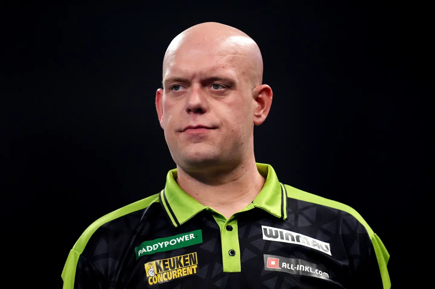 Hollandske Michael van Gerwen er klar til ottendedelsfinalerne i VM i dart i London, efter han søndag aften vandt over tyske Arno Merk.