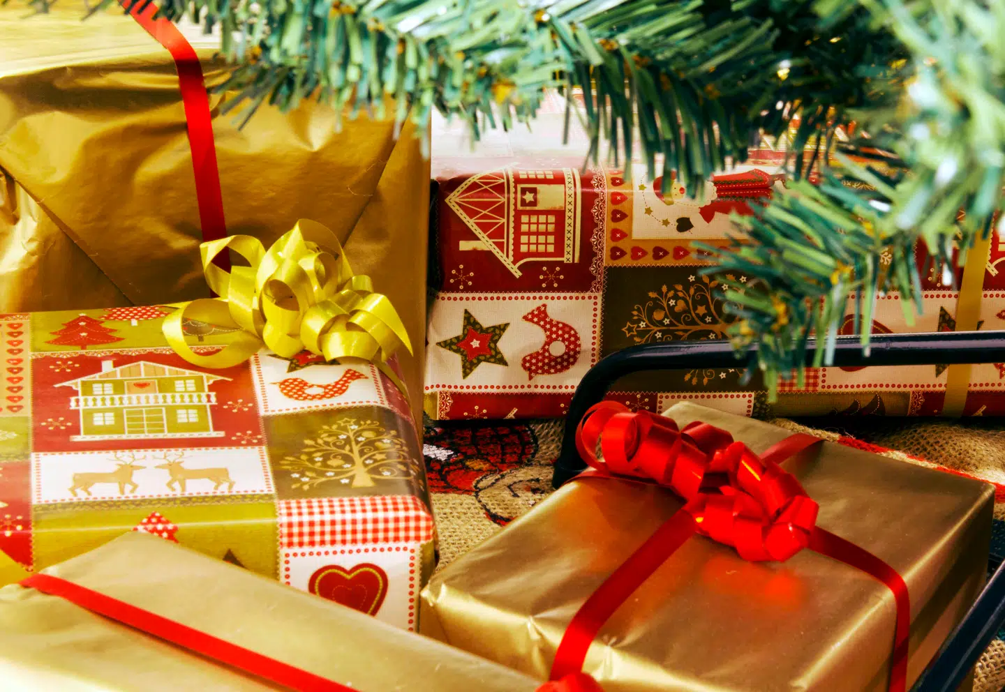 Næppe er julegaverne pakket op, før en ny gaveregn rammer danskerne, når nytåret ringes ind.