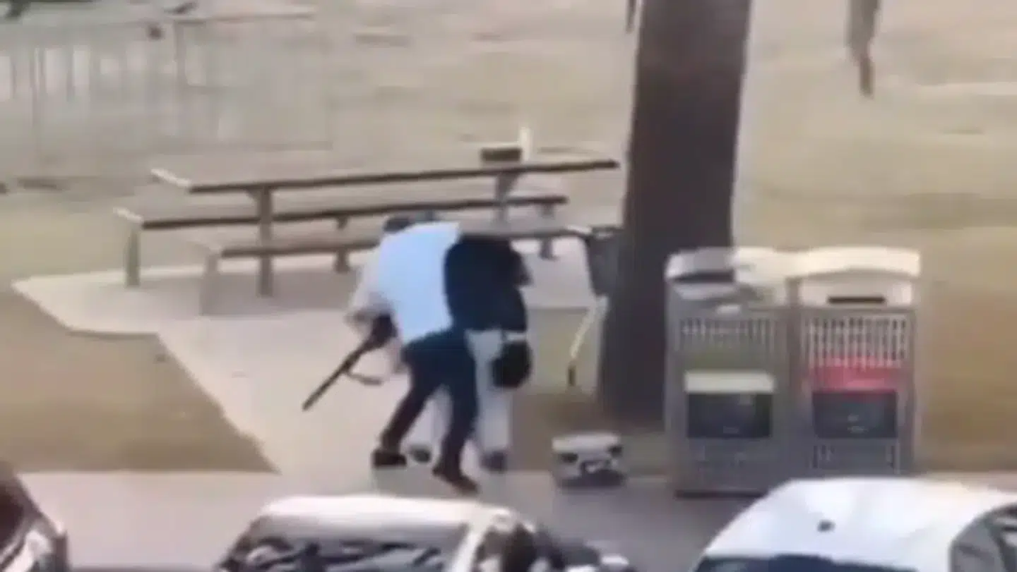 Ahmed al-Ahmed overmandede den igangværende gerningsmand og fik ham afvæbnet.