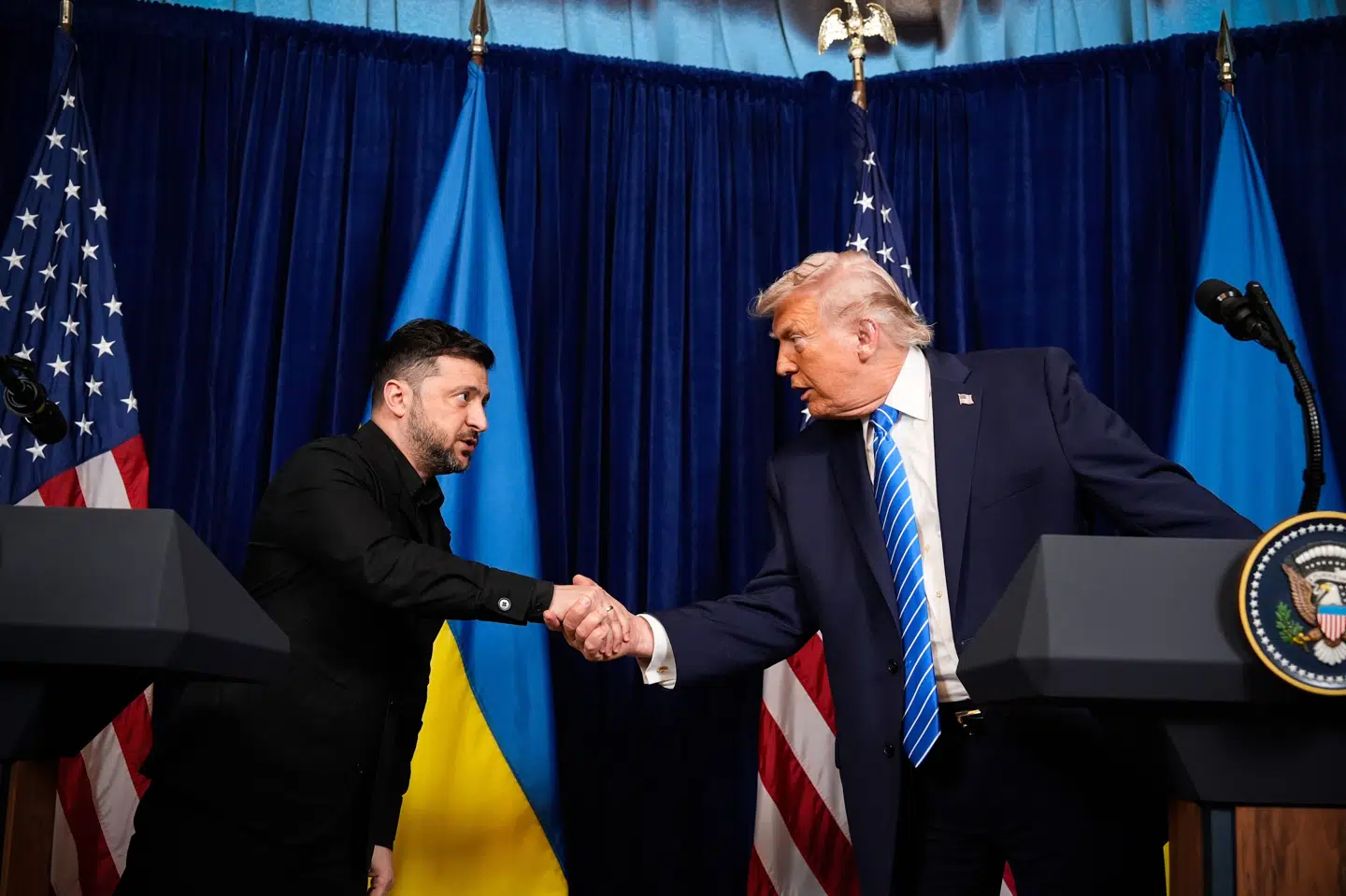 Ukraines præsident, Volodymyr Zelenskyj, og USA's præsident, Donald Trump, holdt et fælles pressemøde i Mar-a-Lago i Florida efter et flere timer langt møde om fredsforhandlinger mellem Ukraine og Rusland. (Arkivfoto).
