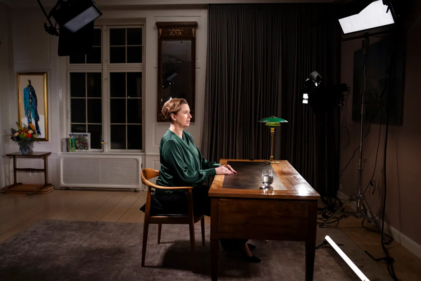 Statsminister Mette Frederiksen (S) forbereder sin nytårstale på Marienborg 1. januar 2025. Her malede hun et mørkt billede af verdenssituationen.