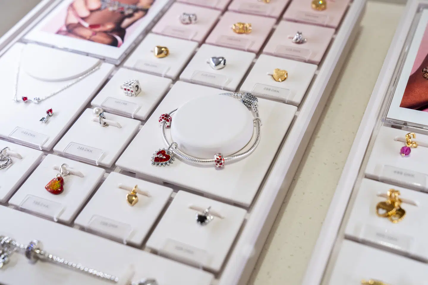 Sølv er et af de mest anvendte ædelmetaller i danske Pandoras smykker. Når prisen på sølv stiger, bliver det også dyrere for Pandora at producere smykker. (Arkivfoto).