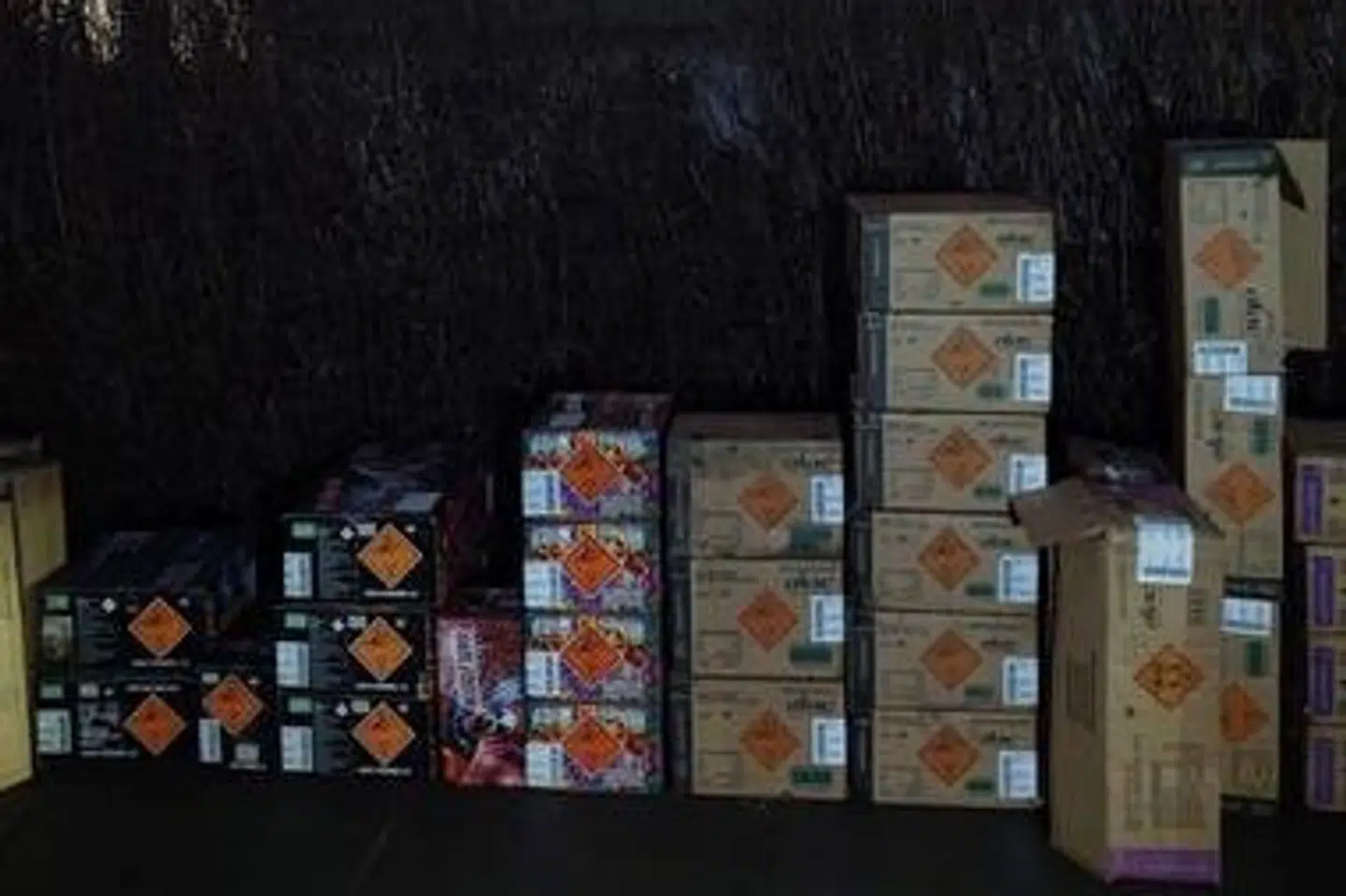 Østjyllands Politi har offentliggjort fotos af det fyrværkeri, som det natten til mandag fandt bagi en stjålet varevogn, som en 17-årig dreng kørte rundt i i Tilst.