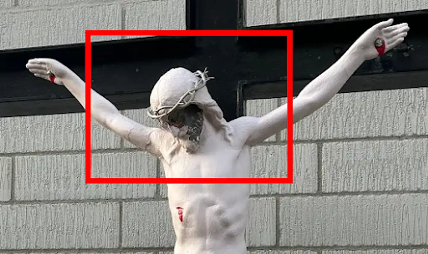 Her ses den Jesus-figur, der er blevet udsat for hærværk.