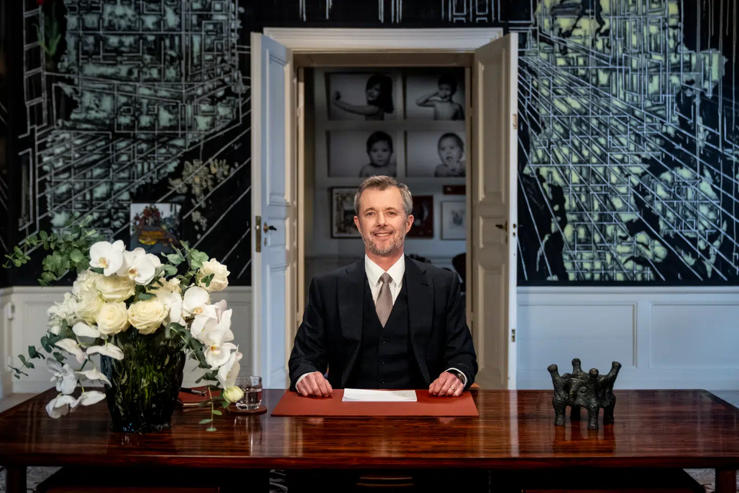 Kong Frederik holdt sin første nytårstale 31. december 2024. Når han til nytår igen holder tale, forventer kongehuseksperterne, at det igen starter med, at han kommer gående ind på sit modtageværelse, hvor et maleri af Rigsfællesskabet står for baggrunden, mens der også er detaljer som billeder af de kongelige børn og et dansk kunstværk på skrivebordet.