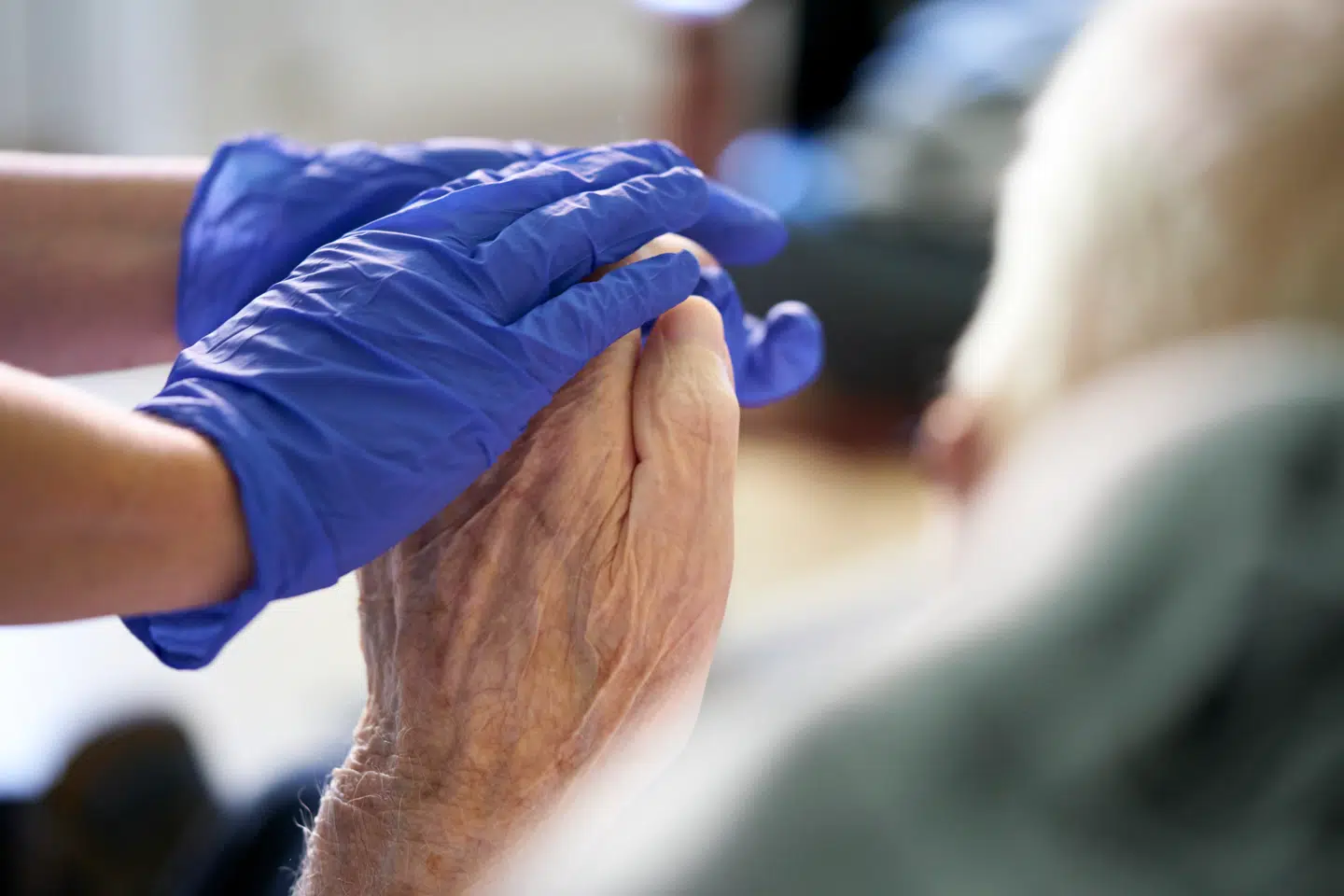 Det er ikke tilfældigt, hvilke ældre der tager elcyklen til foredrag, og hvem der er drænet for energi af krævende behandlingsforløb, fastslår en lang række overlæger og forskere i denne kommentar.